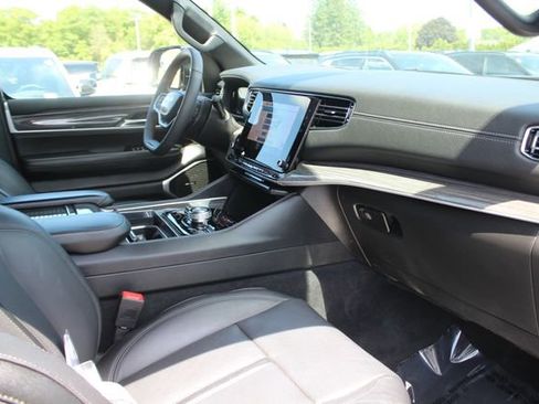 Used 2022 Jeep Wagoneer Series III AWD/4WD image 38