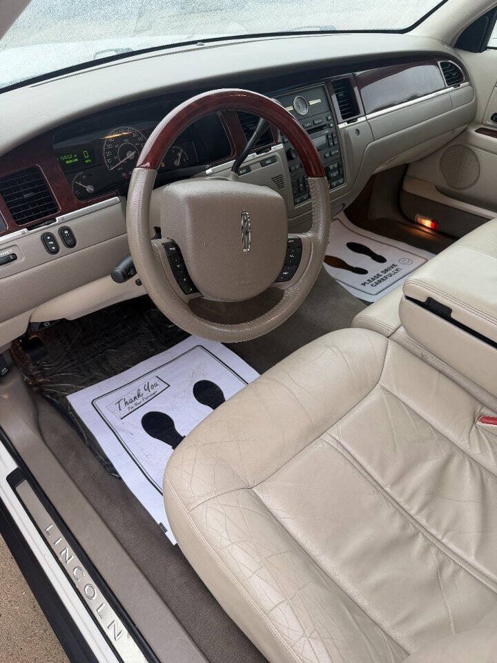 Used 2005 Lincoln Town Car Signature Limited RWD image 23