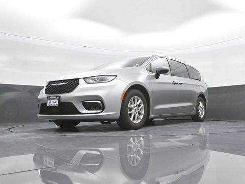 Used 2023 Chrysler Pacifica Touring-L FWD image 39