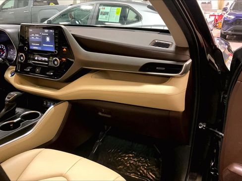 Used 2022 Toyota Highlander XLE image 20