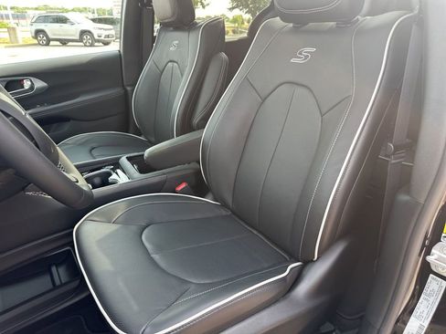 New 2026 Chrysler Pacifica Limited w/ Uconnect Theater Family Group image 63