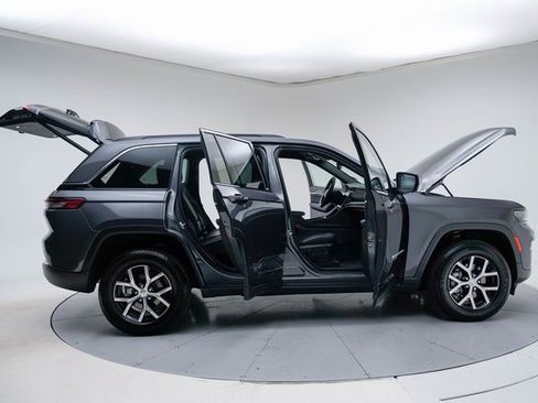 Used 2024 Jeep Grand Cherokee Limited image 13