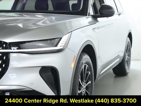Used 2025 Lincoln Nautilus Premier AWD/4WD image 5