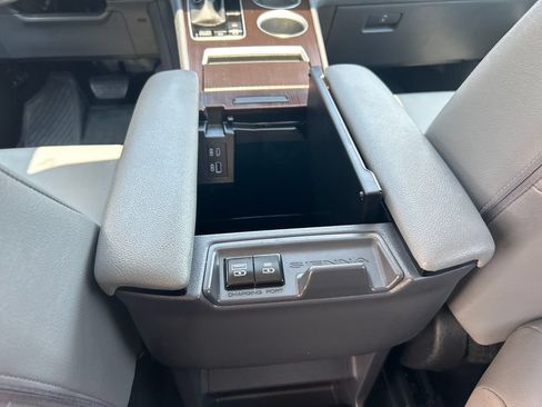 Used 2023 Toyota Sienna XLE FWD image 25