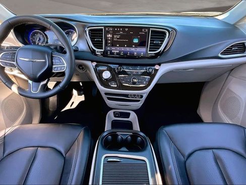 Used 2024 Chrysler Pacifica Touring-L image 7