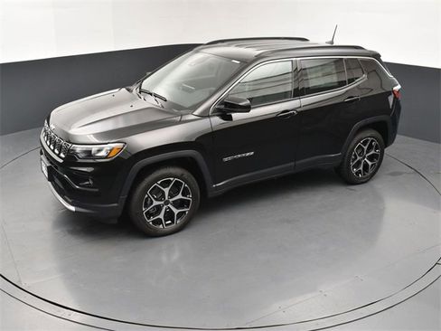 Used 2025 Jeep Compass Limited image 15