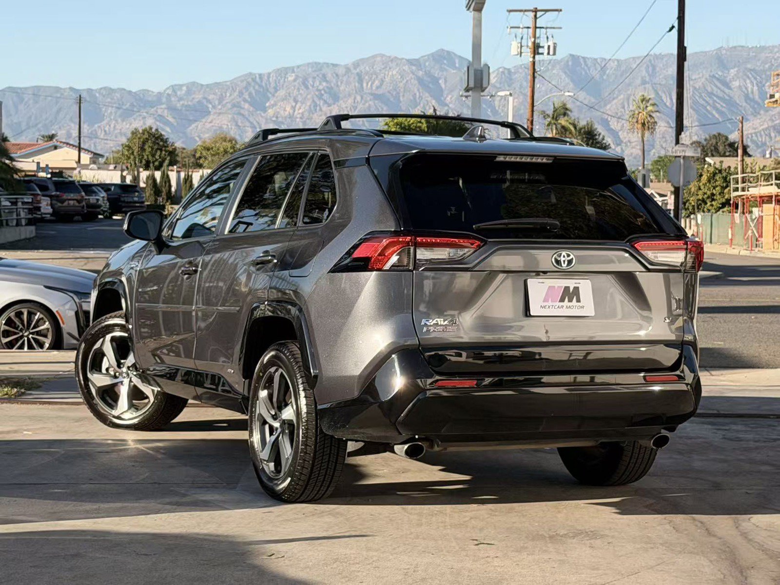 Used 2021 Toyota RAV4 SE w/ Weather & Moonroof Package AWD/4WD image 5