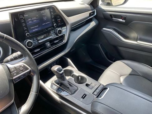 Used 2022 Toyota Highlander XLE FWD image 22
