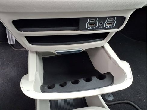 Used 2024 Chrysler Pacifica Touring-L FWD image 12