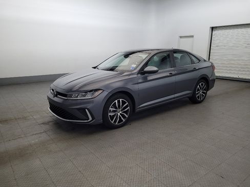 Used 2025 Volkswagen Jetta SE FWD image 2