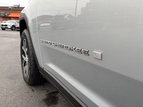 Used 2025 Jeep Grand Cherokee Limited w/ Luxury Tech Group II image 15
