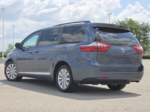 Used 2017 Toyota Sienna XLE Premium AWD/4WD image 16