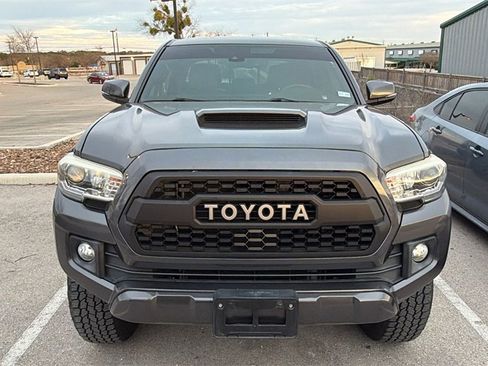Used 2018 Toyota Tacoma TRD Sport image 2