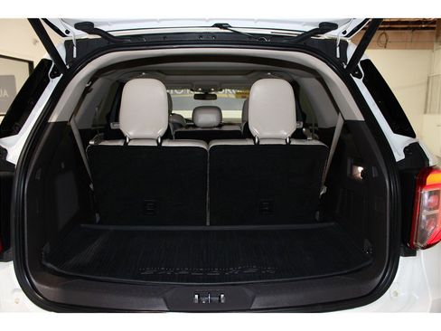 Used 2020 Ford Explorer Platinum w/ Premium Technology Package image 23