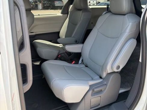 Used 2021 Toyota Sienna XLE FWD image 5