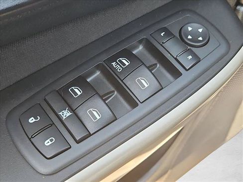 Used 2018 Jeep Cherokee Latitude w/ Altitude Package AWD/4WD image 11