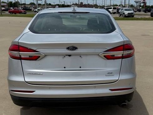 Used 2019 Ford Fusion SE FWD image 5