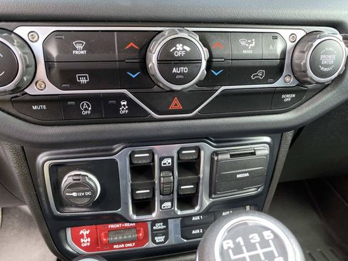Used 2024 Jeep Wrangler Unlimited Rubicon AWD/4WD image 16