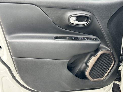 Used 2023 Jeep Renegade Latitude image 10