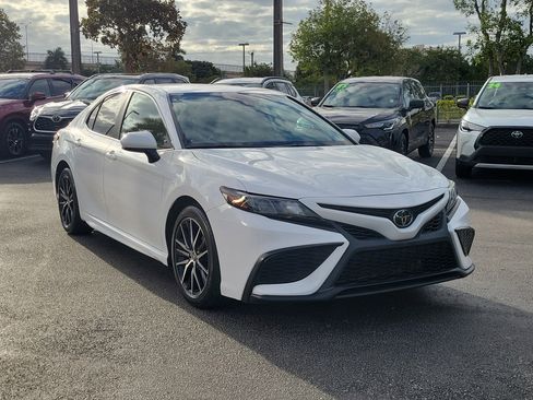 Used 2021 Toyota Camry SE image 4