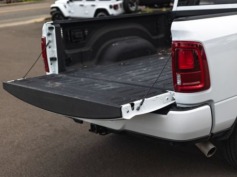 Used 2025 RAM 3500 Laramie AWD/4WD image 10