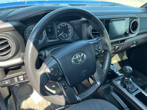 Used 2017 Toyota Tacoma TRD Sport AWD/4WD image 11