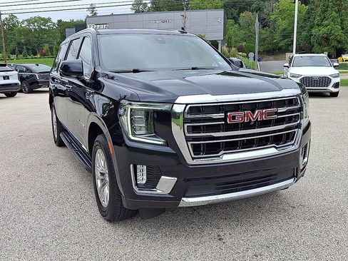 Used 2022 GMC Yukon XL SLT w/ SLT Premium Package AWD/4WD image 3