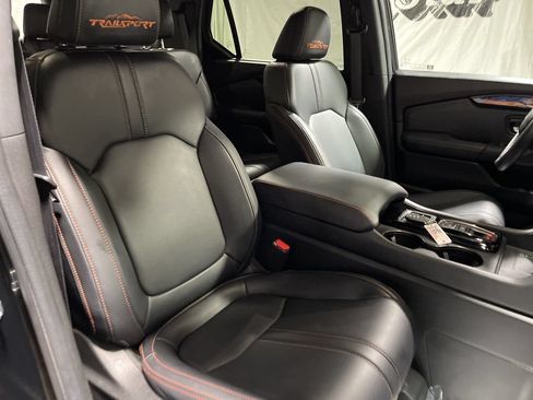 Used 2025 Honda Pilot TrailSport image 9