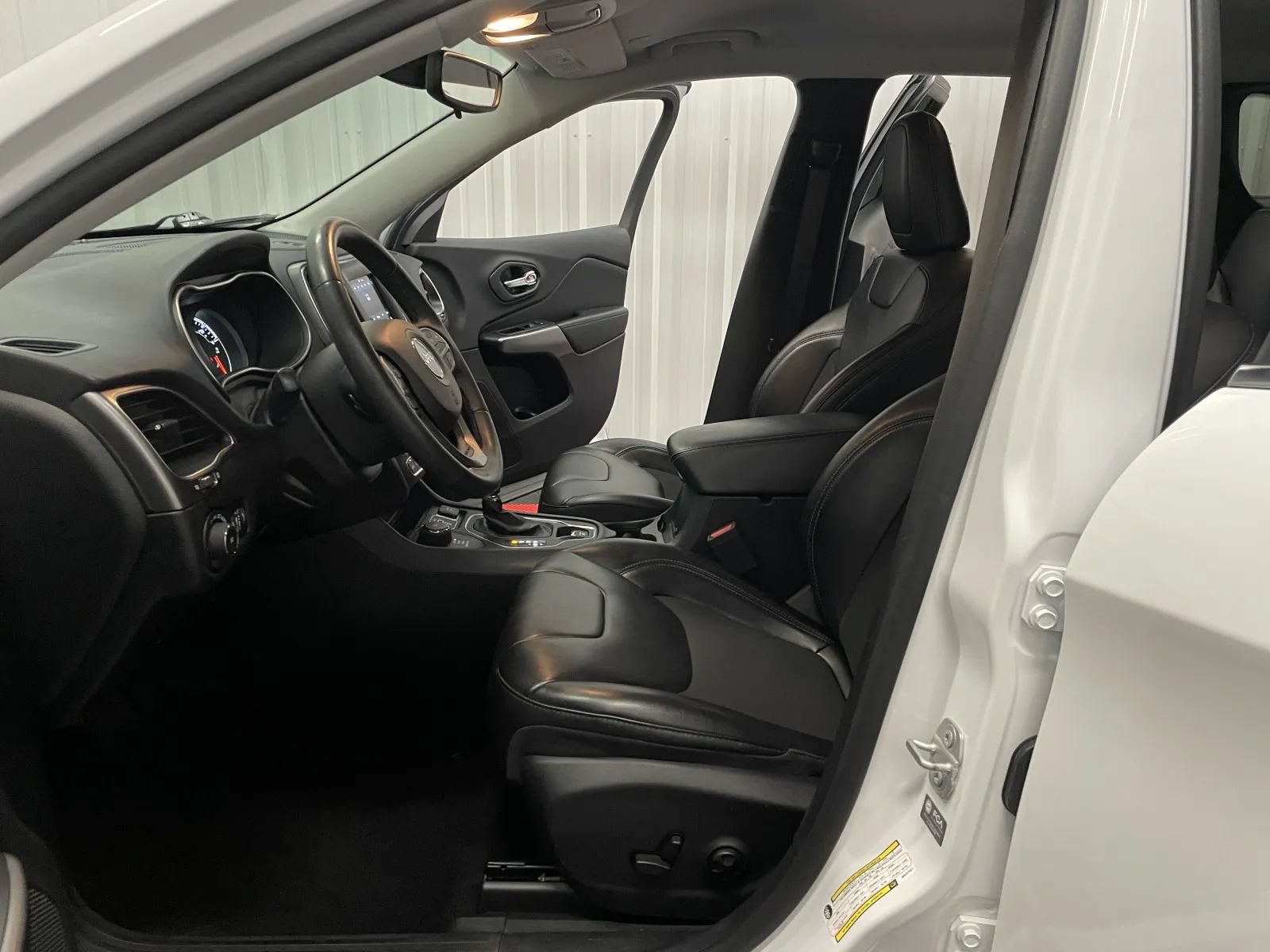 Used 2021 Jeep Cherokee Latitude Plus AWD/4WD image 34