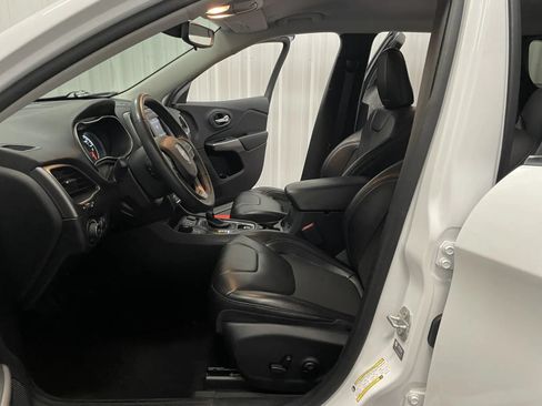 Used 2021 Jeep Cherokee Latitude Plus AWD/4WD image 34