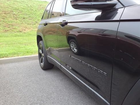 Used 2023 Jeep Grand Cherokee Limited w/ Black Appearance Package AWD/4WD image 5