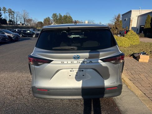 Used 2024 Toyota Sienna LE image 3