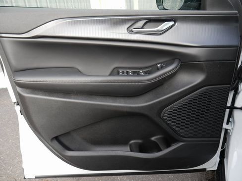 New 2025 Jeep Grand Cherokee Altitude image 12