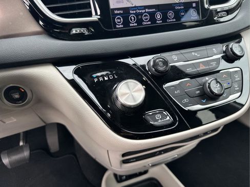 Used 2019 Chrysler Pacifica Touring-L Plus w/ Tire & Wheel Group image 15