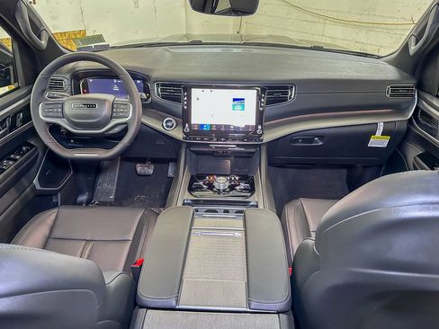 New 2025 Jeep Wagoneer L Series II image 27