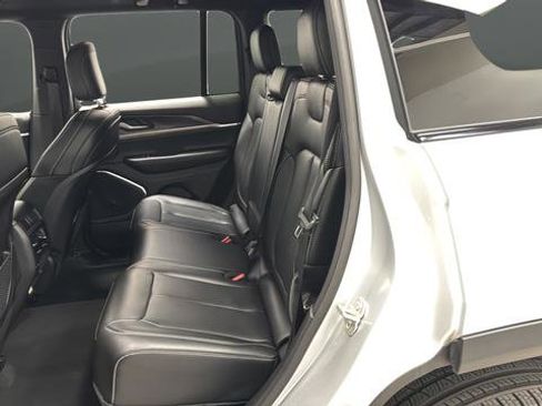 Used 2024 Jeep Grand Cherokee Limited w/ Black Appearance Package image 20