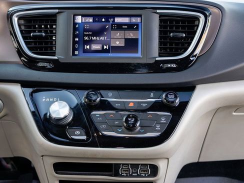 Used 2022 Chrysler Voyager LX image 16