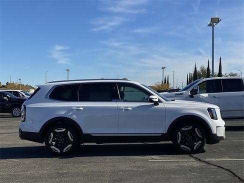Used 2025 Kia Telluride EX image 4
