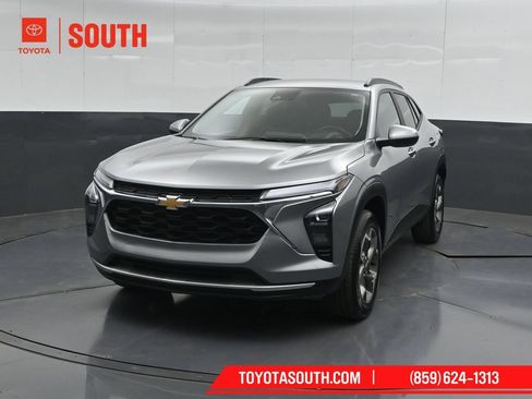 Used 2025 Chevrolet Trax LT w/ LT Convenience Package FWD image 5