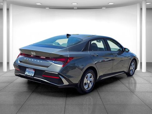 Certified 2025 Hyundai Elantra SE FWD image 6