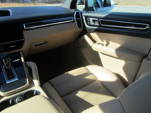 Used 2022 Porsche Cayenne image 13