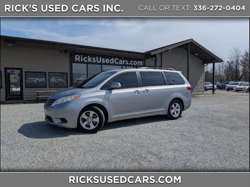 Used 2016 Toyota Sienna LE image 1