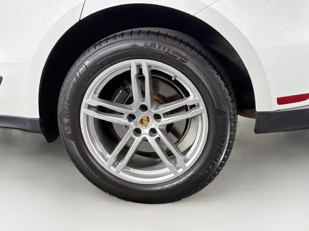 Certified 2023 Porsche Macan AWD/4WD image 33