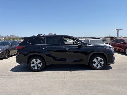 Used 2020 Toyota Highlander LE FWD image 3