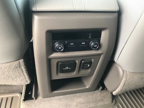 Used 2020 Chevrolet Traverse LT w/ LT Premium Package image 37