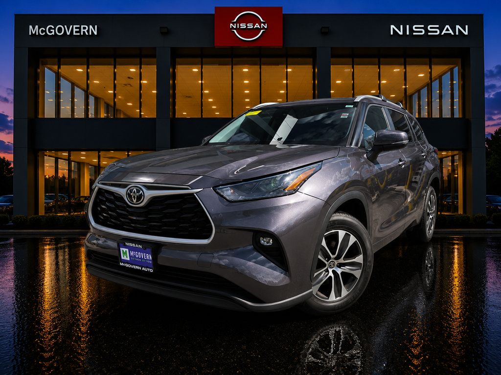 Used 2023 Toyota Highlander XLE AWD/4WD image 1