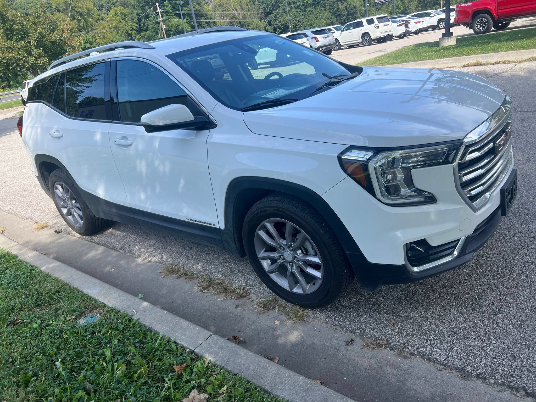 Used 2023 GMC Terrain SLT FWD image 3
