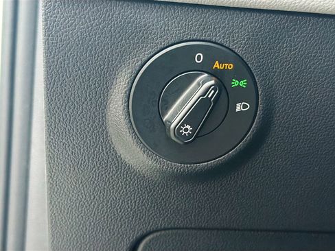 Used 2023 Volkswagen Taos SE w/ Panoramic Sunroof Package image 13