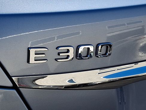 Used 2017 Mercedes-Benz E 300 4MATIC image 35