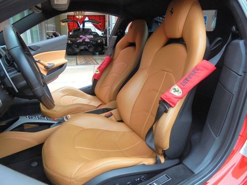 Used 2017 Ferrari 488 GTB RWD image 9